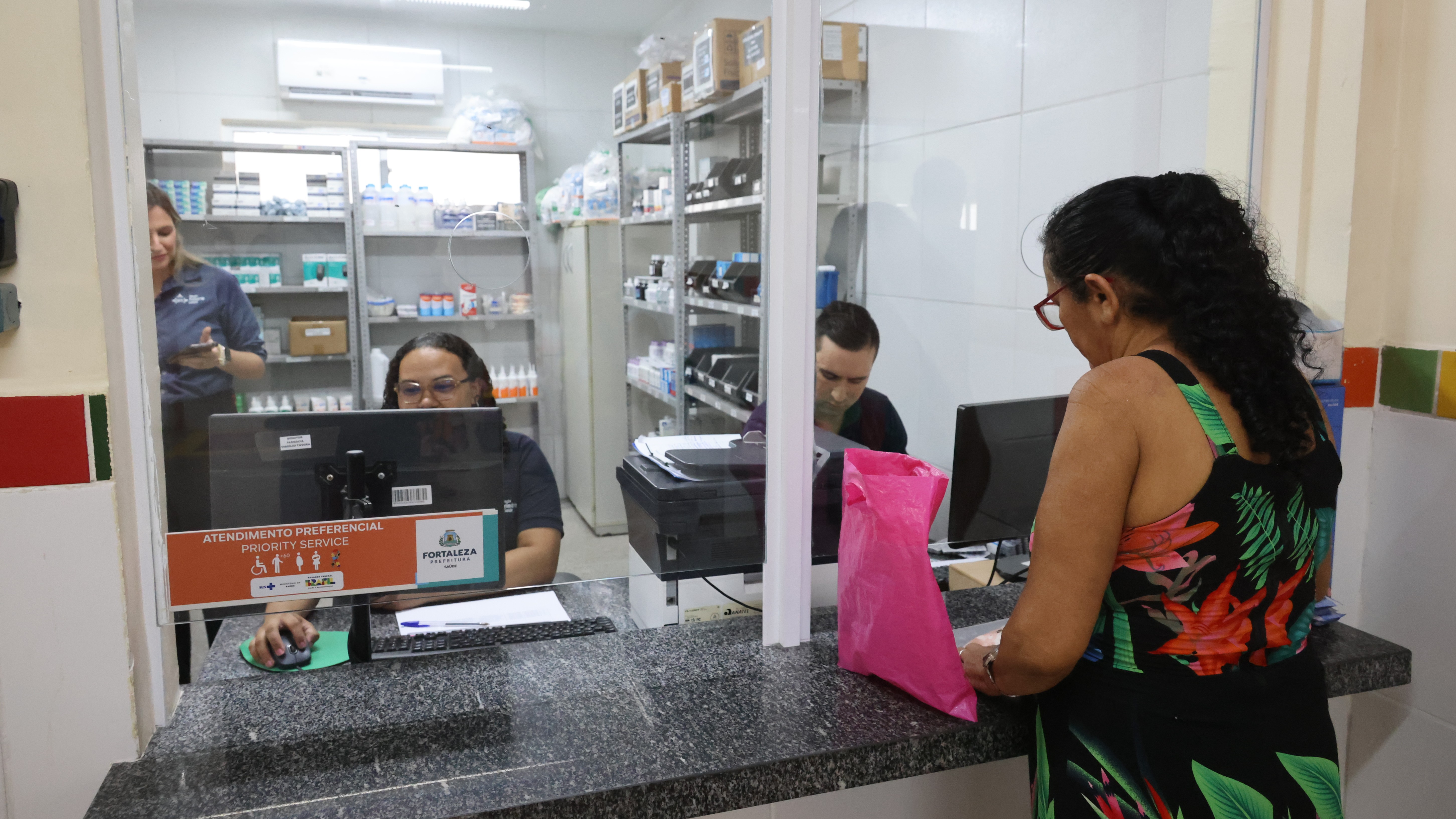 atendimento na farmácia de um posto de saúde